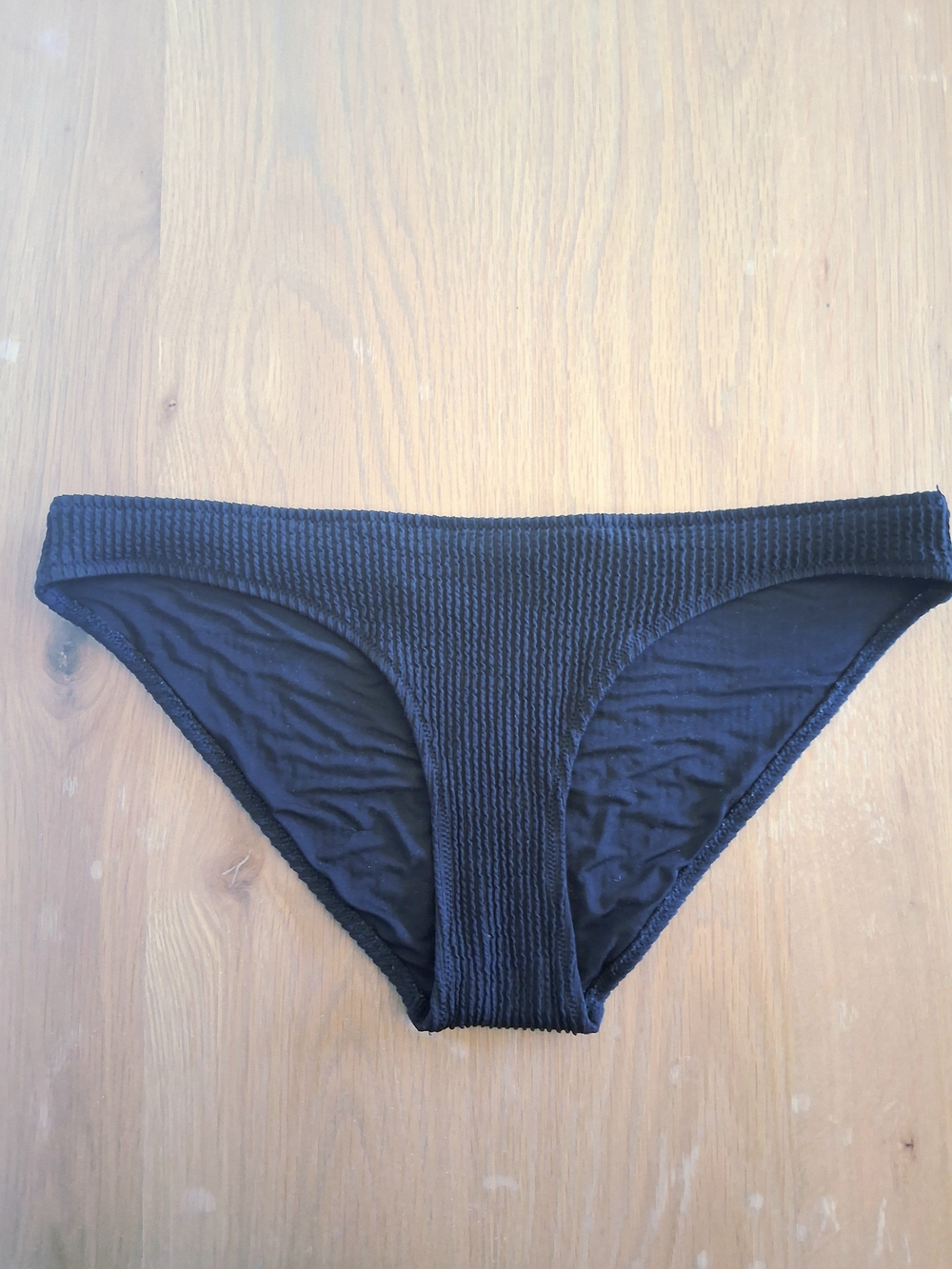 WHITE CRINKLE SWIM TOP - H&M  BLACK CRINKLE SWIM BOTTOMS - ARIE🤿🌊🐠 - Picture 5 of 8